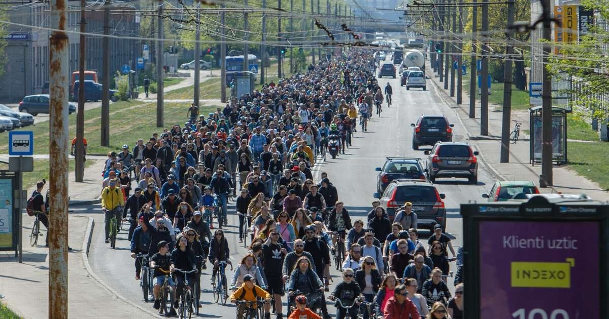 “Kritiskās masas” velobraucienā pulcējušies ap 400 dalībnieki, iztiekot bez konfliktiem ar policiju
