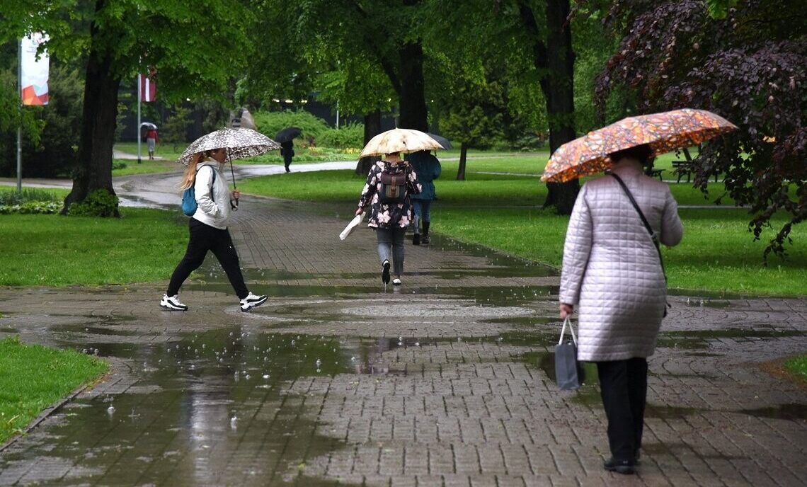 Piektdien īslaicīgi līs un vietām dārdēs pērkons