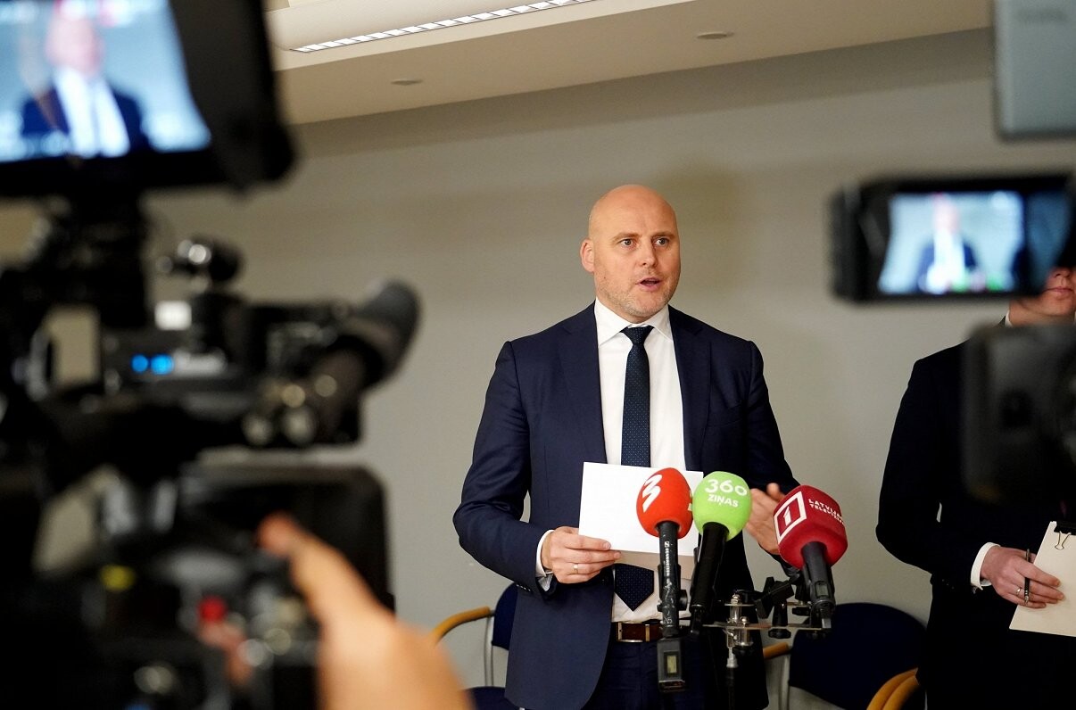 Paraksta potenciālās jaunās valdības pamata vienošanos; amatus varētu dalīt pēc vienlīdzības principa