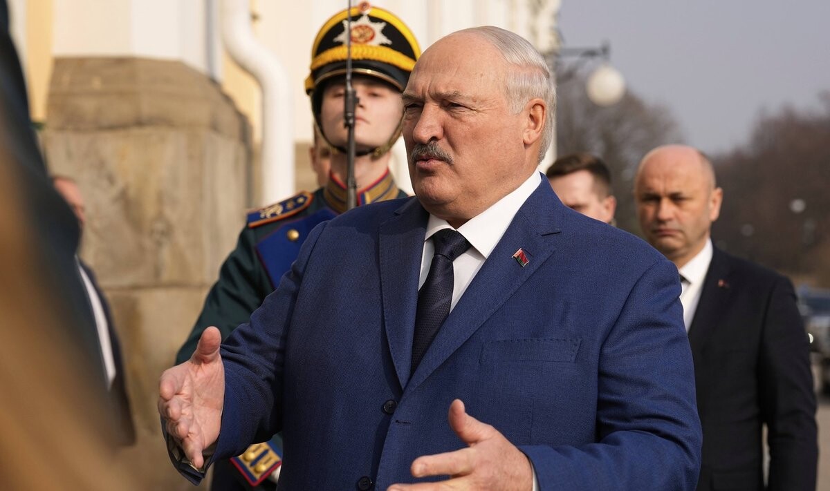 Makrons brīdina Lukašenko no iesaistīšanās karā pret Ukrainu