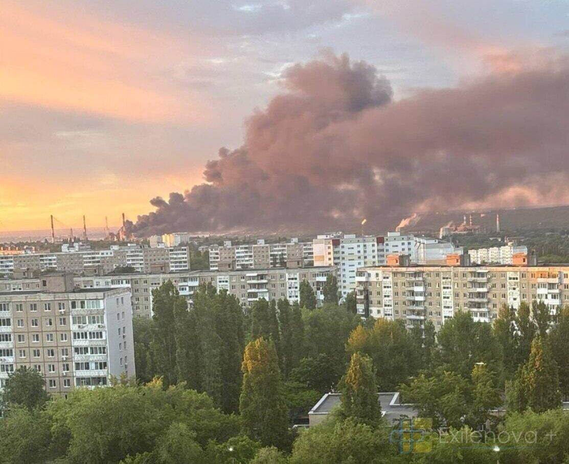 Video: Pēc Ukrainas dronu uzbrukuma izcēlies ugunsgrēks Saratovas naftas pārstrādes rūpnīcā