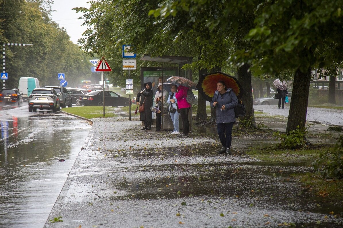 Trešdien plosīsies vējš, valsts austrumos gaidāmas pērkona lietusgāzes un krusa