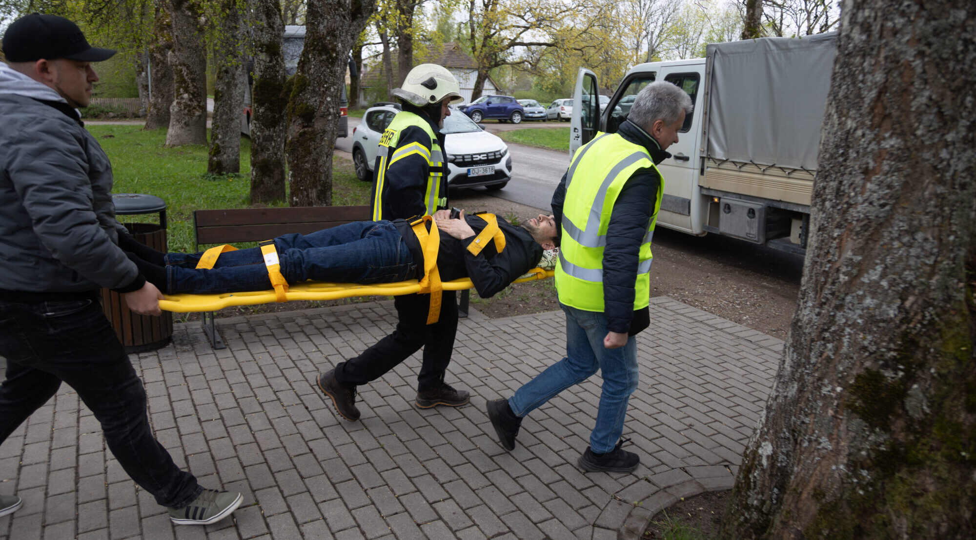 Foto: Neviens no Rīgas nebrauks – Rucavā kopiena pati mācās rīkoties krīzē