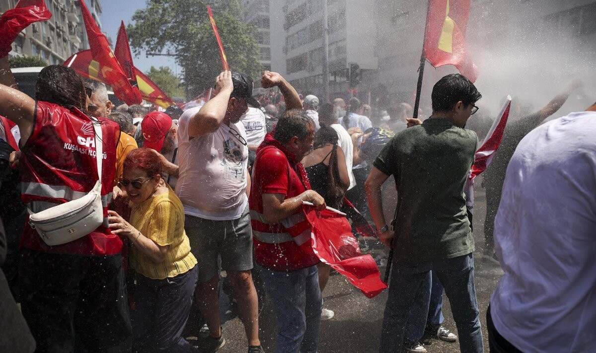 Turcijas policija Izmirā izklīdina opozīcijas protestu