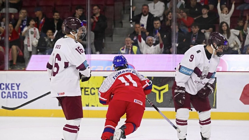 Video: Latvijas U-18 hokejisti pasaules čempionāta cīņā par bronzu piedzīvo neveiksmi