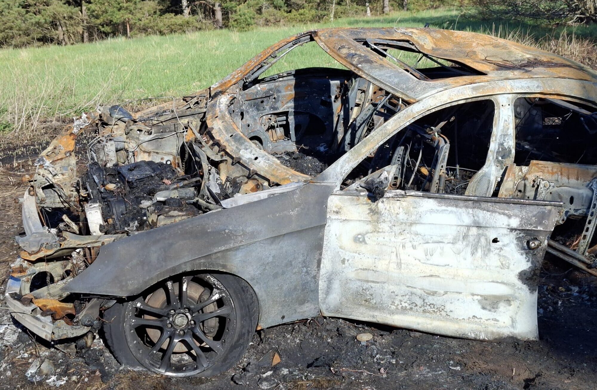 Foto un video: Sadegušais automobilis jāaizvāc tā īpašniekam