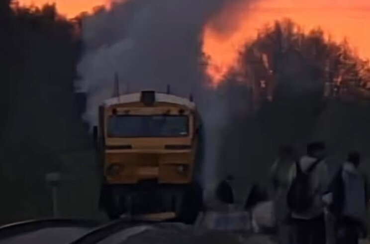 Video: Otrdienas vakarā pie Daugavpils dedzis pasažieru dīzeļvilciens