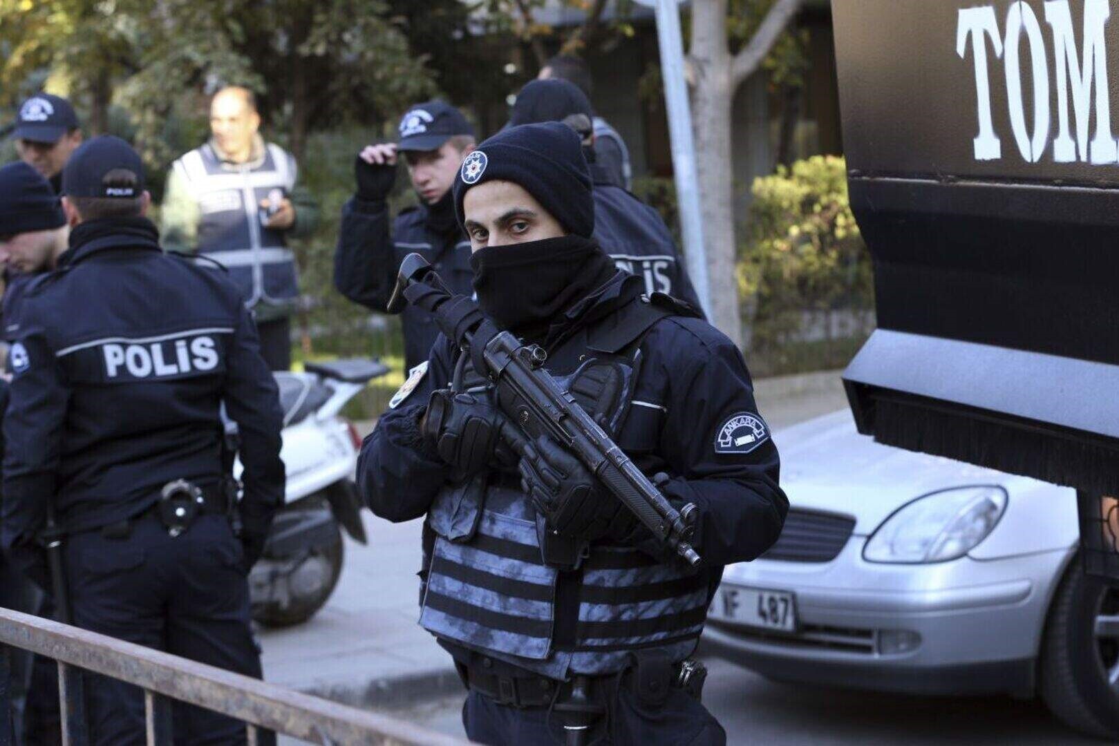 Turcijas policija ielaužas lielākās opozīcijas partijas mītnē
