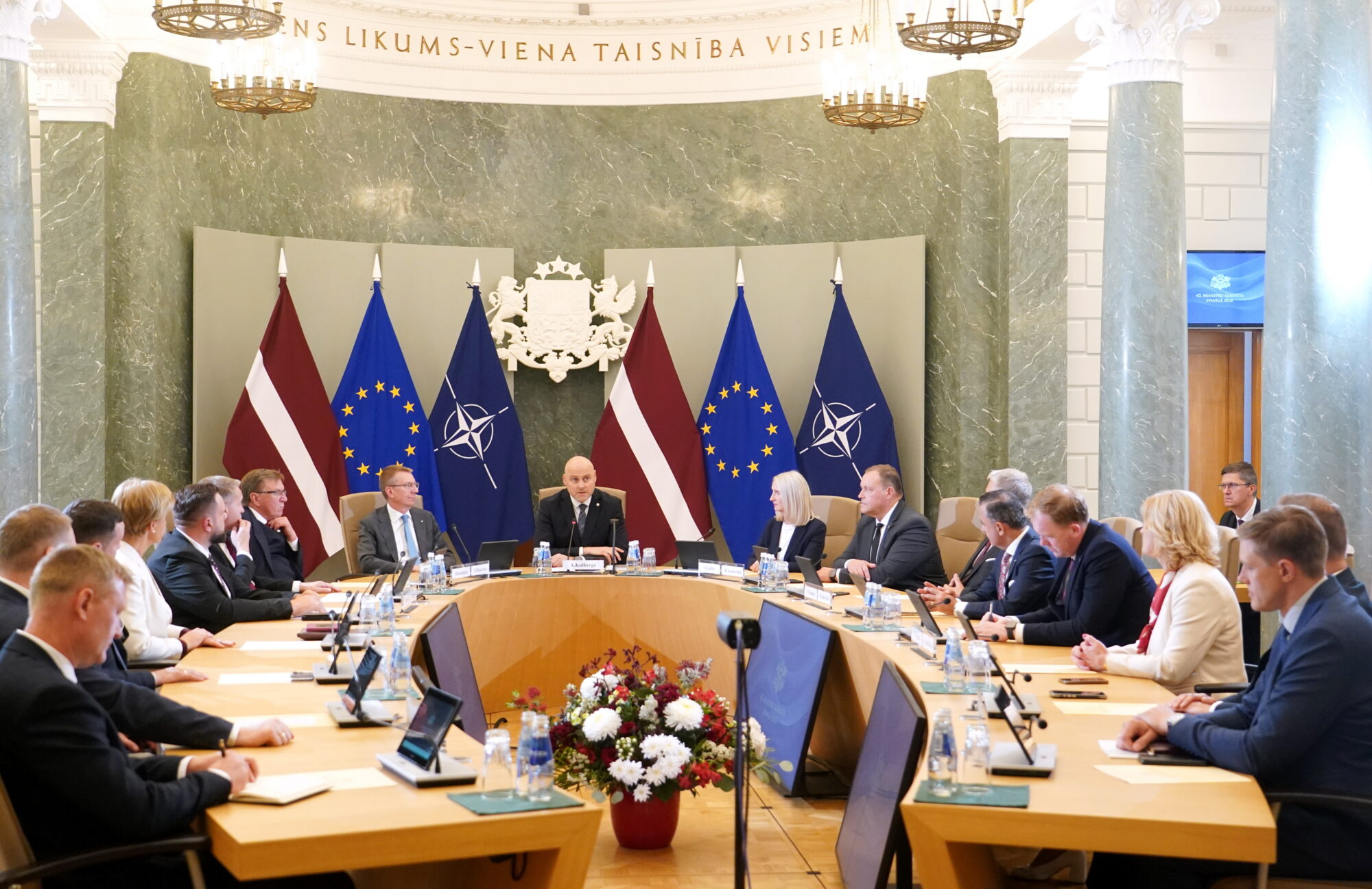 Ceturtdienas vakarā sasaukta jaunās Kulberga valdības pirmā svinīgā sēde
