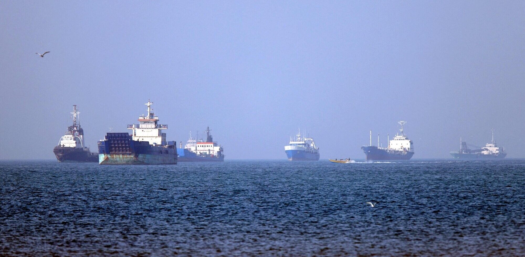 ASV aptur kuģu eskortēšanu Hormuzā, mēģinot vienoties ar Irānu