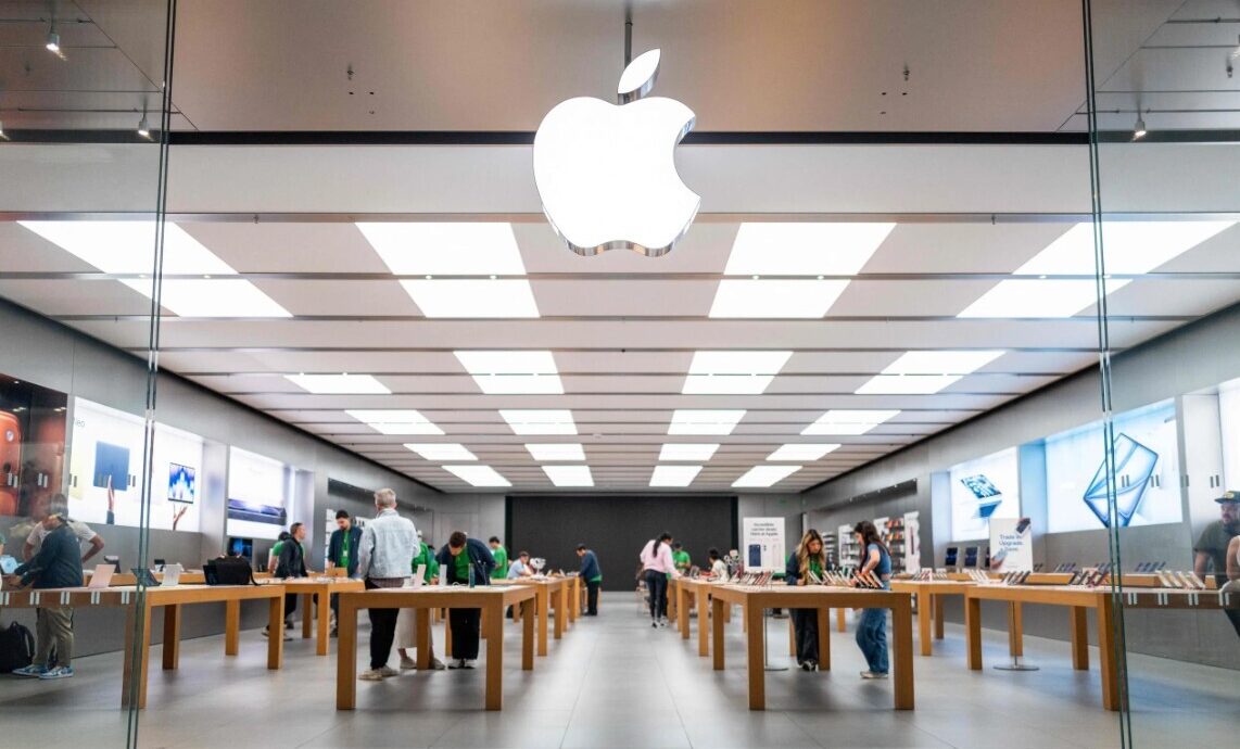 “Apple” par maldīgām reklāmām par mākslīgā intelekta funkcijām tālruņu pircējiem ASV maksās 250 miljonus dolāru