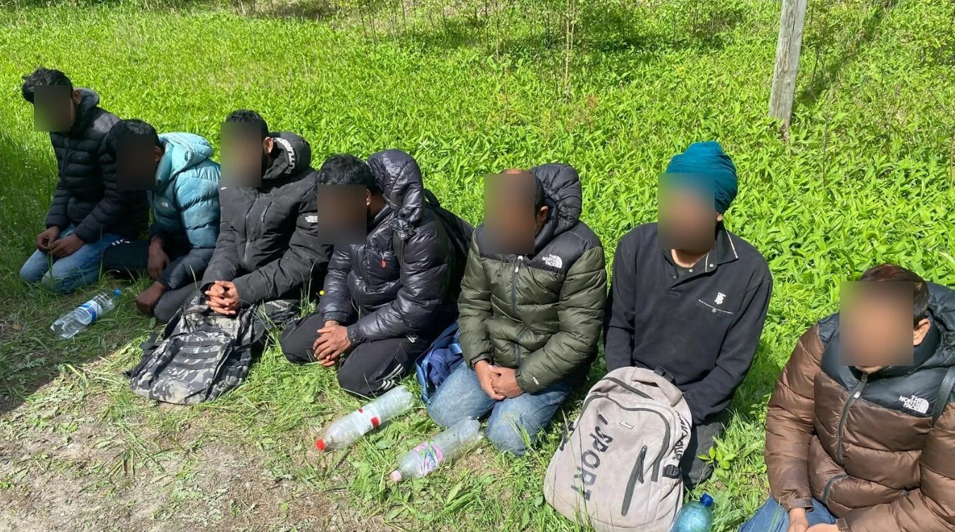 Pēc aculiecinieka ziņojuma par aizdomīgiem stopētājiem Ogres novadā aiztur astoņus nelegālos migrantus