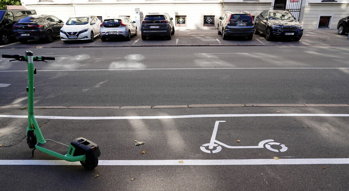 Ceturtdien ceļu satiksmes negadījumos cietis viens elektriskā skrejriteņa vadītājs