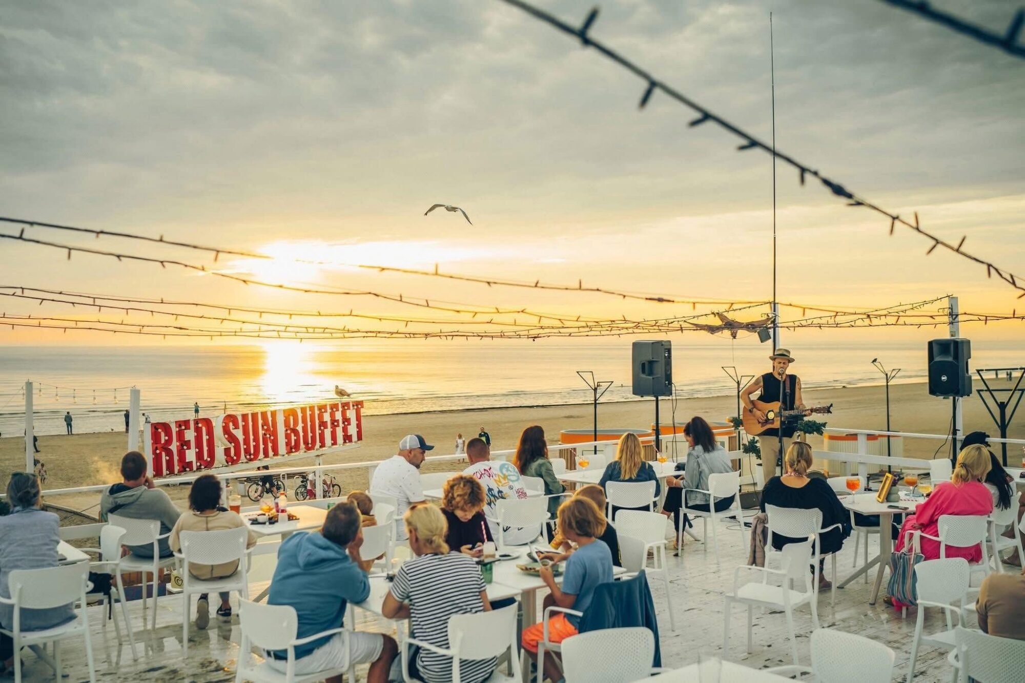 Burgeru mini festivāls un trīs dzīvās mūzikas koncerti Liepājas pludmalē