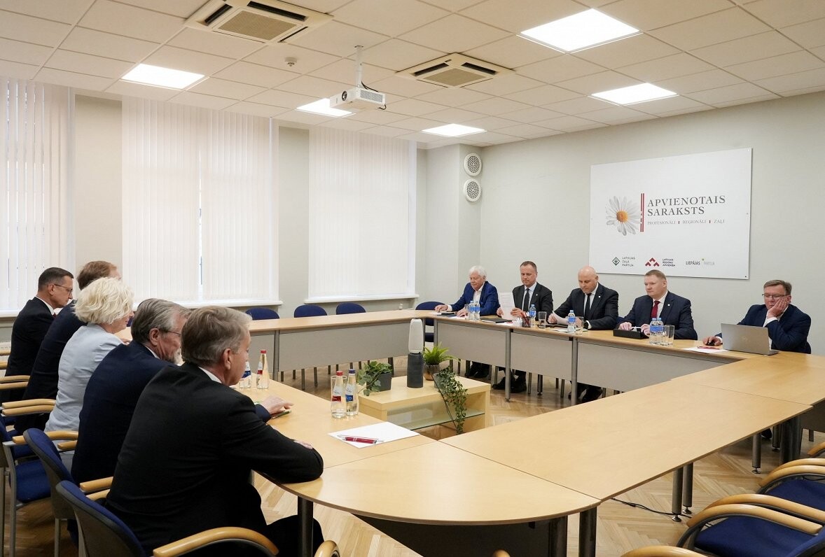Sarunas par valdības izveidi turpinās četru partiju lokā, aicinot JV un izslēdzot “Progresīvos”