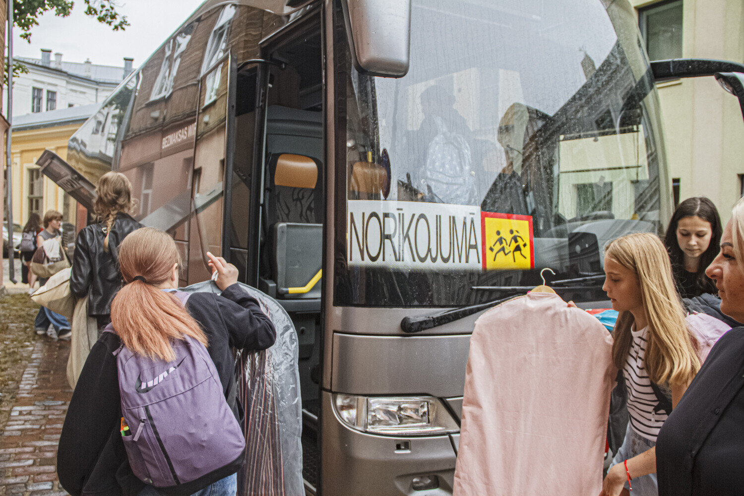 Skolu ekskursijas kļūst pieticīgākas: dārgais autobuss maina maršrutus