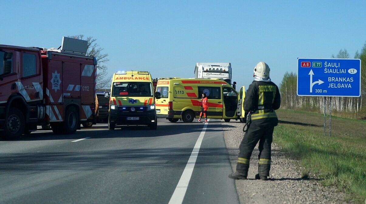 Četru auto sadursmē uz Jelgavas šosejas cietuši divi cilvēki