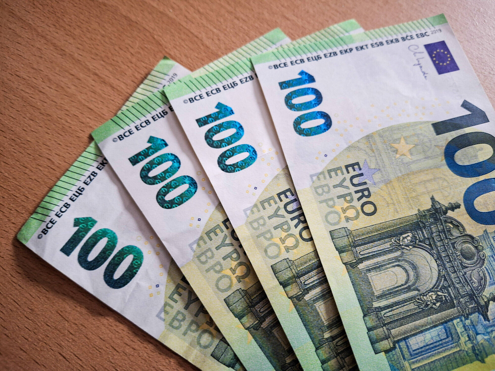 KP piemērojusi sodu virs 500 000 eiro trim uzņēmumiem par vienādu cenu līmeņa uzturēšanu ekskluzīvām precēm