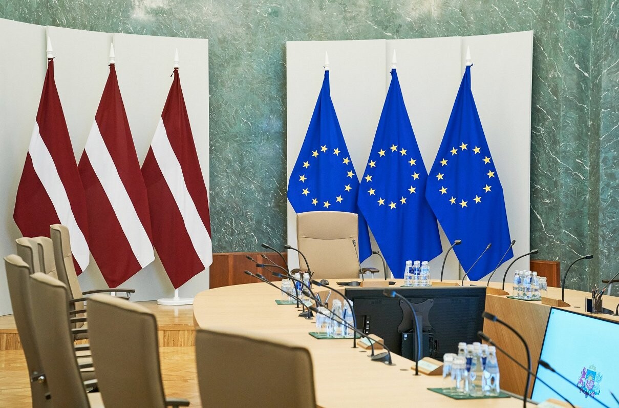Topošo valdību veidojošie politiskie spēki atturīgi komentē sarunu virzību