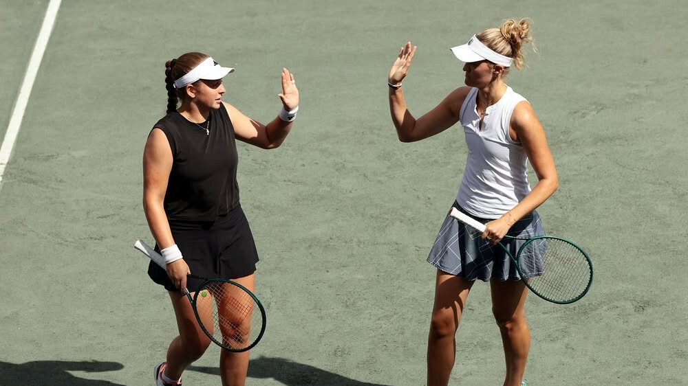 Ostapenko Francijas atklātajā čempionātā dubultspēlēs sasniedz otro kārtu