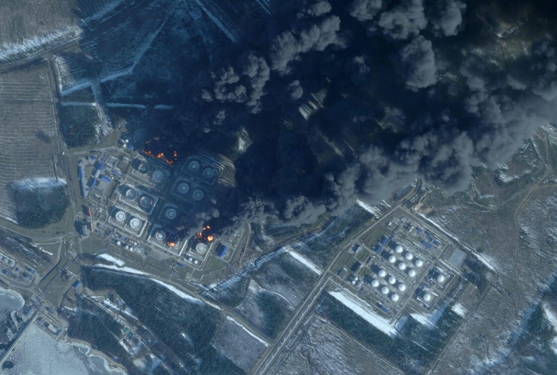 Pēc Ukrainas dronu uzbrukuma Primorskas ostā izcēlies ugunsgrēks