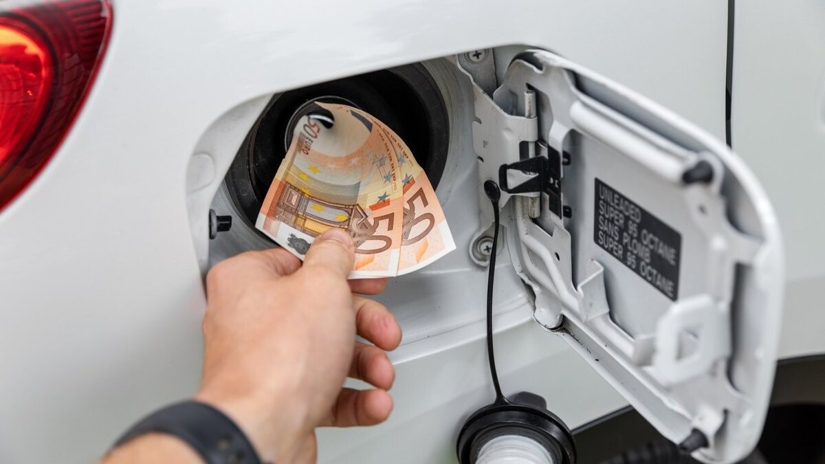 Aptauja: Latvijā 40% autovadītāju automašīnas uzturēšanai mēnesī tērē 101-200 eiro
