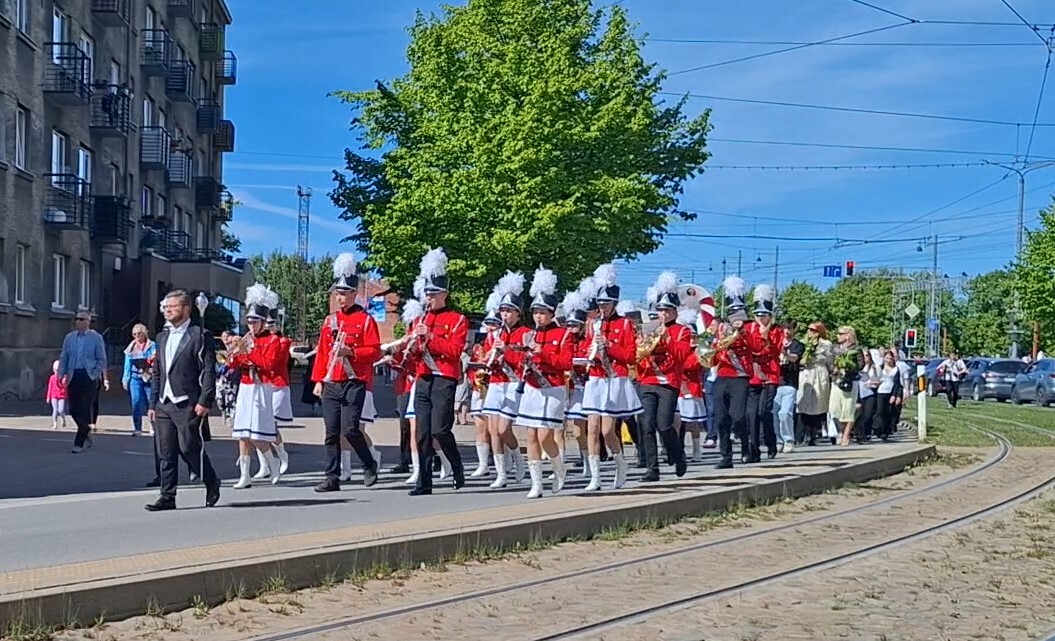 Video: Svētku gājiens piepilda Liepājas centru