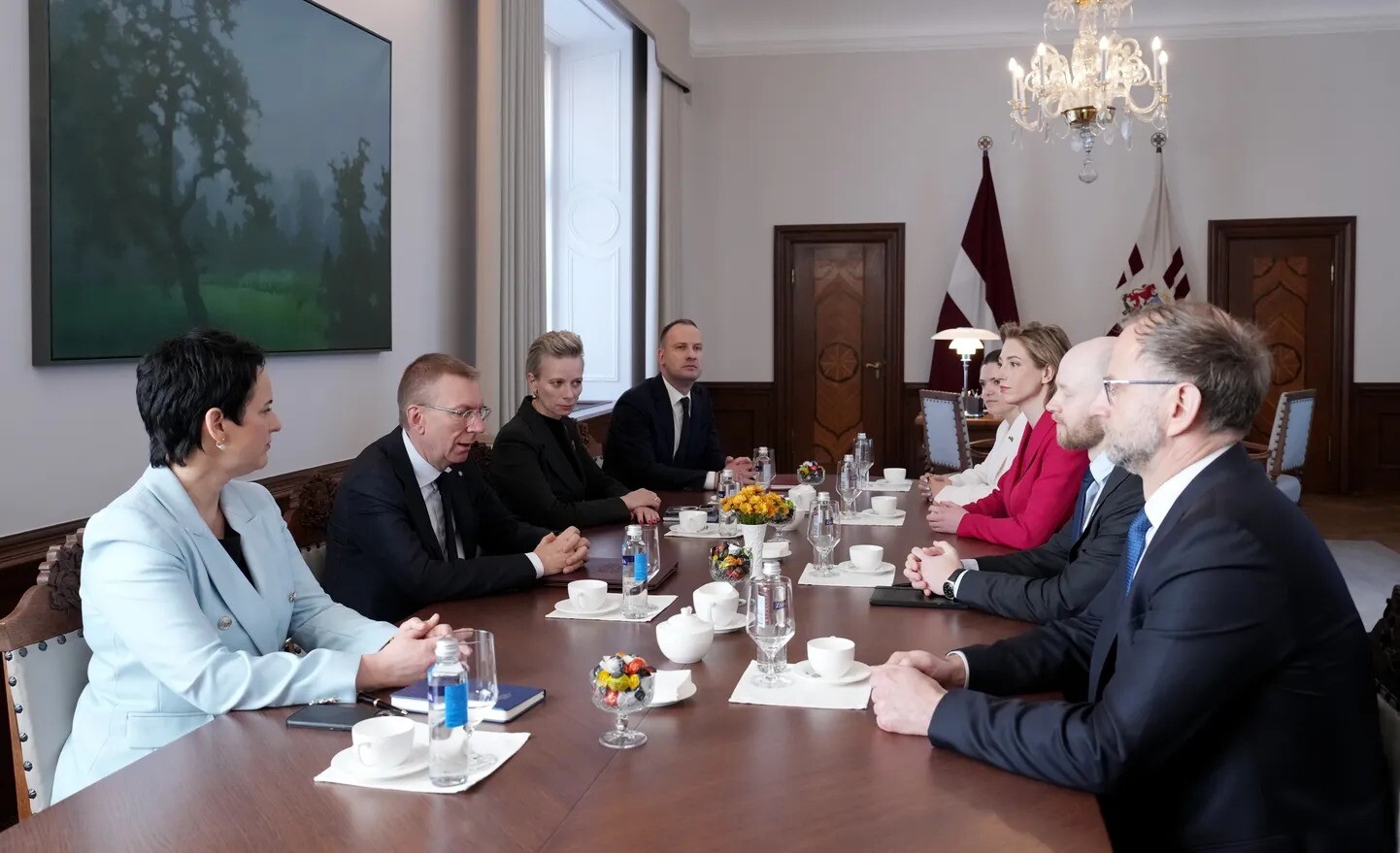 Pēc partiju pirmās sarunu kārtas pie prezidenta par progresu neziņo un turpinās konsultācijas nedēļas nogalē