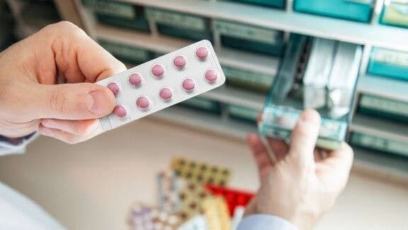 Plāno apmaksāt farmaceita pakalpojuma maksu daļai lētāko recepšu zāļu