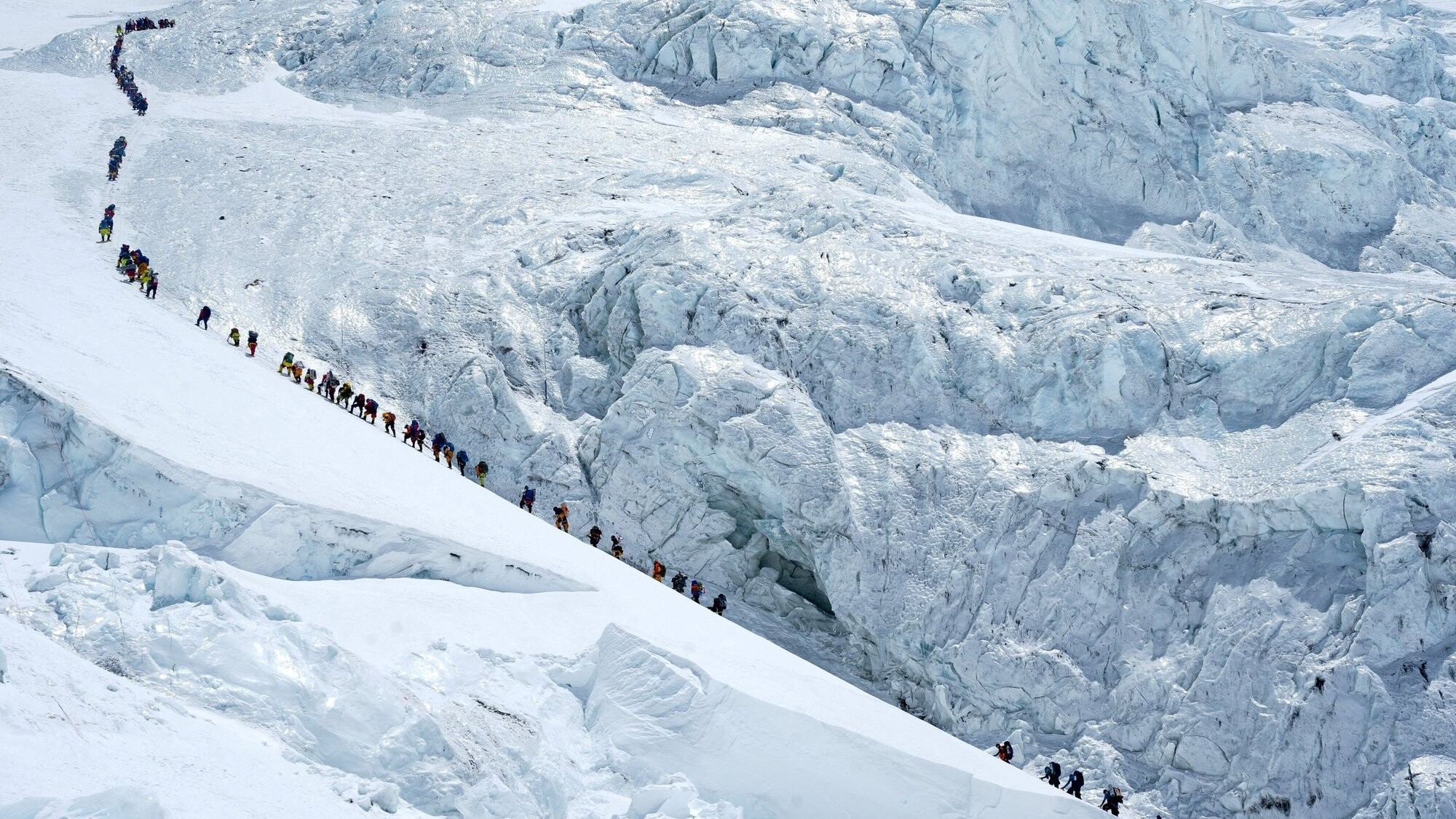 Rekordliels skaits alpīnistu uzkāpuši Everestā vienā dienā