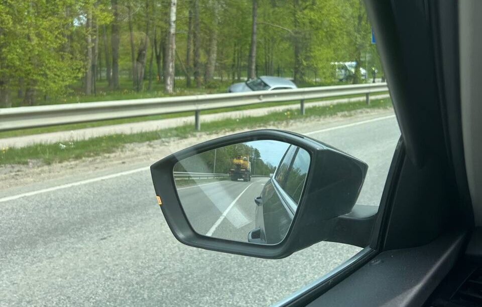 “Volkswagen” iedzen grāvī “Audi”