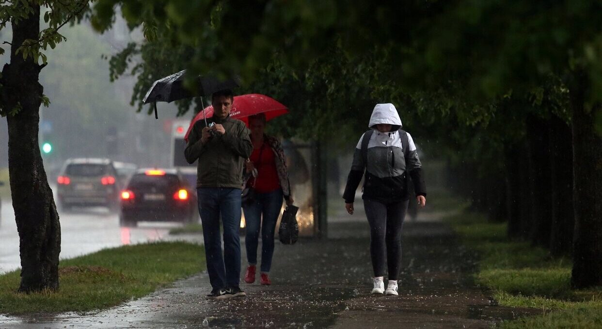 Pirmdien lielākajā daļā valsts gaidāms lietus un dažviet arī pērkona negaiss