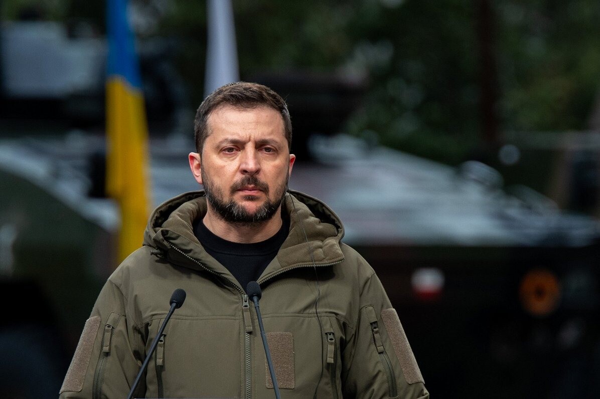 Zelenskis ieradies Lielbritānijā uz tikšanos ar Makronu, Mercu un Stārmeru