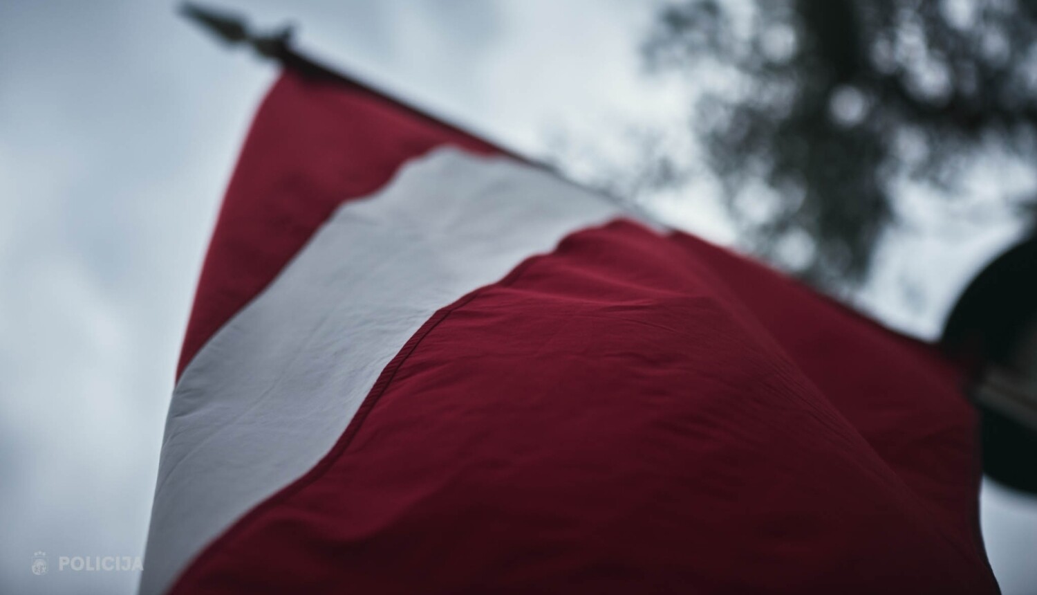 Lūdz saukt pie atbildības vīrieti par Latvijas karoga zaimošanu Ilūkstē