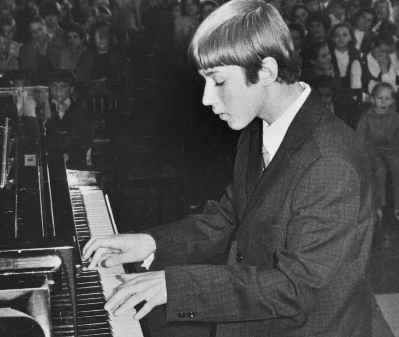 Aicina uz pianista Ulda Marhileviča autorkoncertu Liepājā “Paldies skolai pēc piecdesmit gadiem”