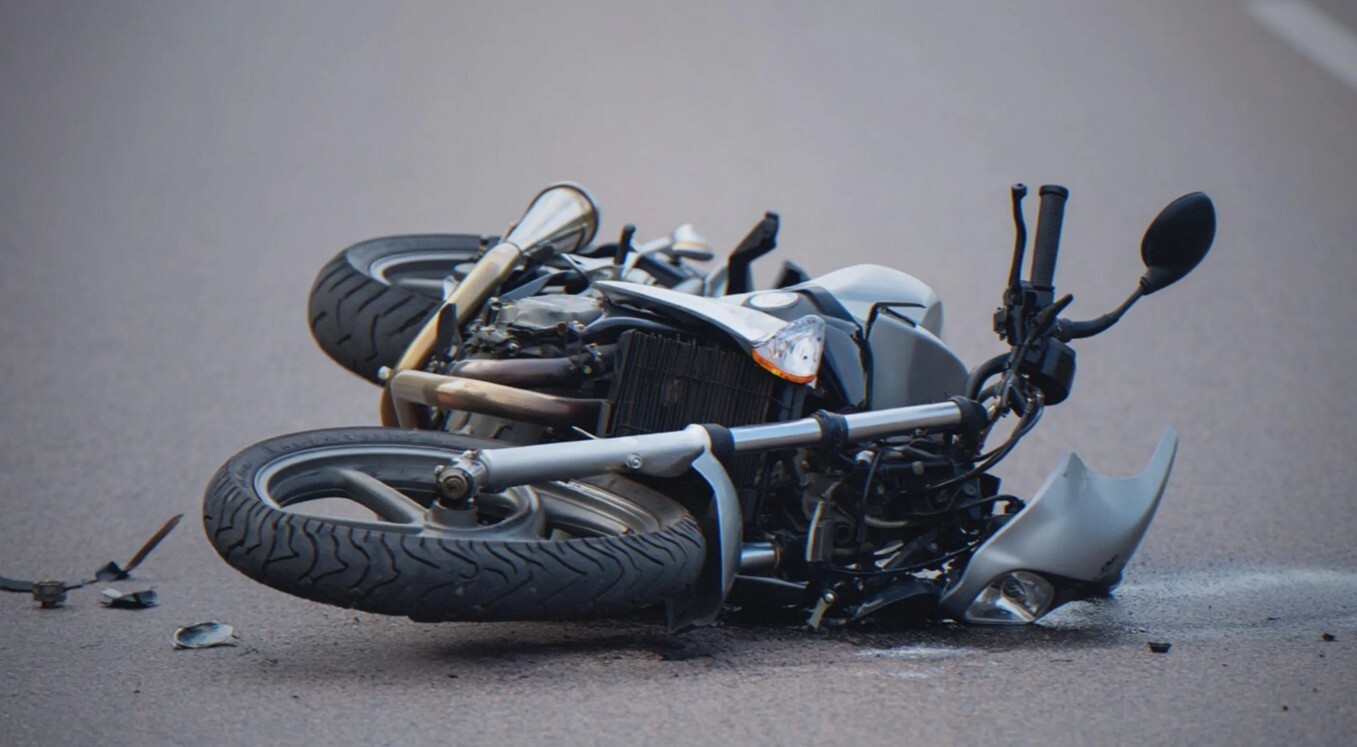 Piedzēries motociklists Nīcā uztriecas automašīnai