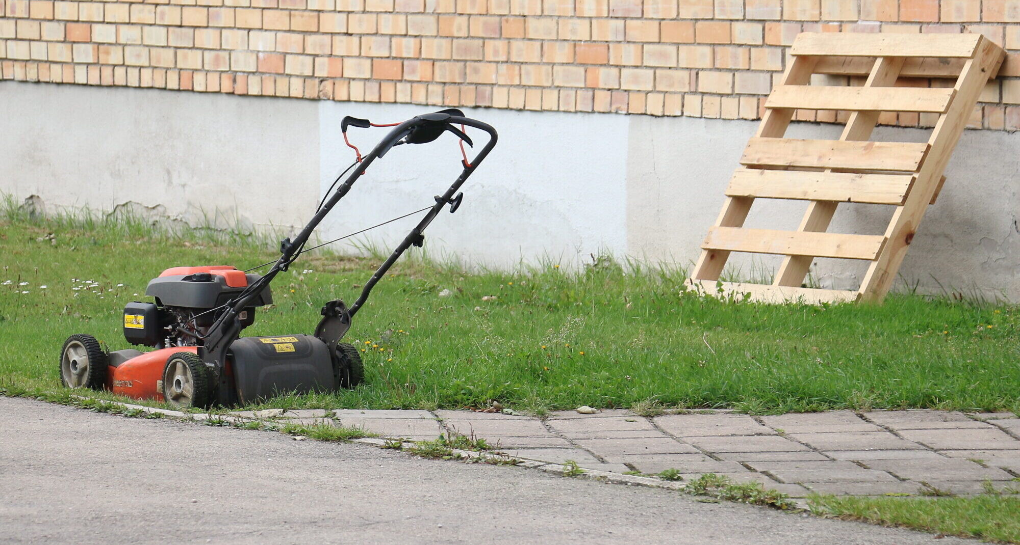 Svitenē no saimniecības ēkām nozagti zāles pļāvēji vairāku tūkstošu eiro vērtībā