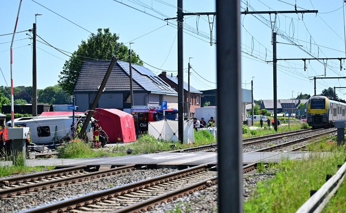Beļģijā vilciena un skolas mikroautobusa sadursmē vairāki bojāgājušie
