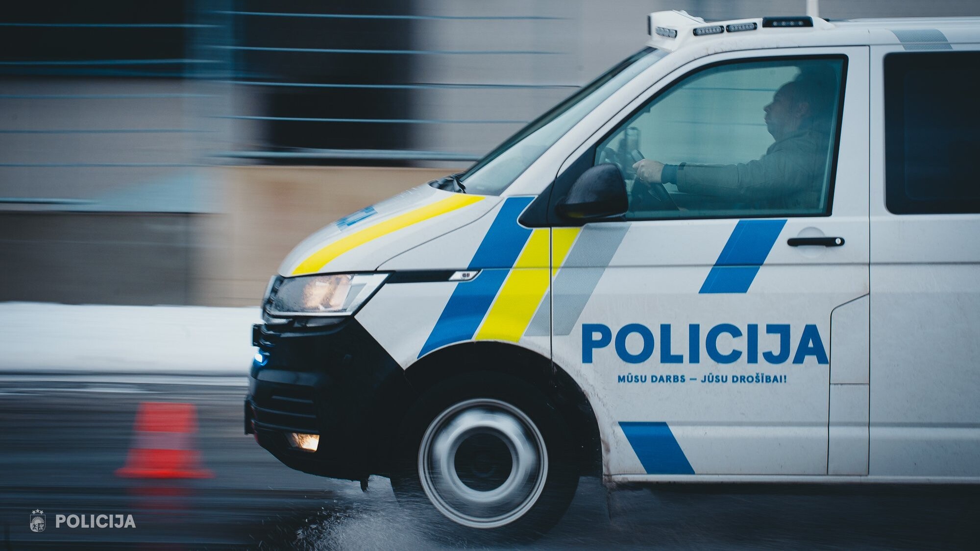 Bēgot no policijas, Jēkabpilī vīrietis ar auto ietriecies autobusā