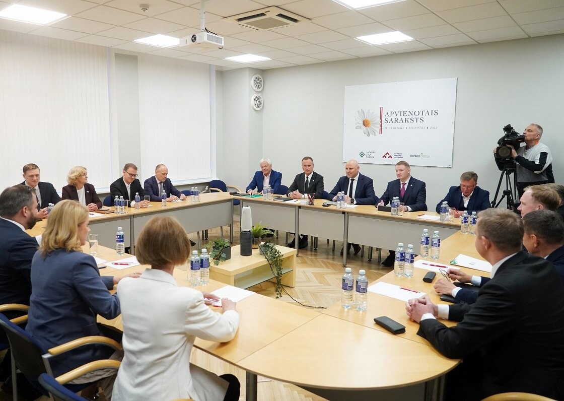 Turpinās darbs pie valdības deklarācijas; par ministriju sadalījumu vienošanās vēl nav