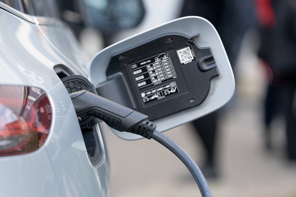 Mīti par elektroauto: uzlāde, nobraukums un izmaksas skaidrotas praksē