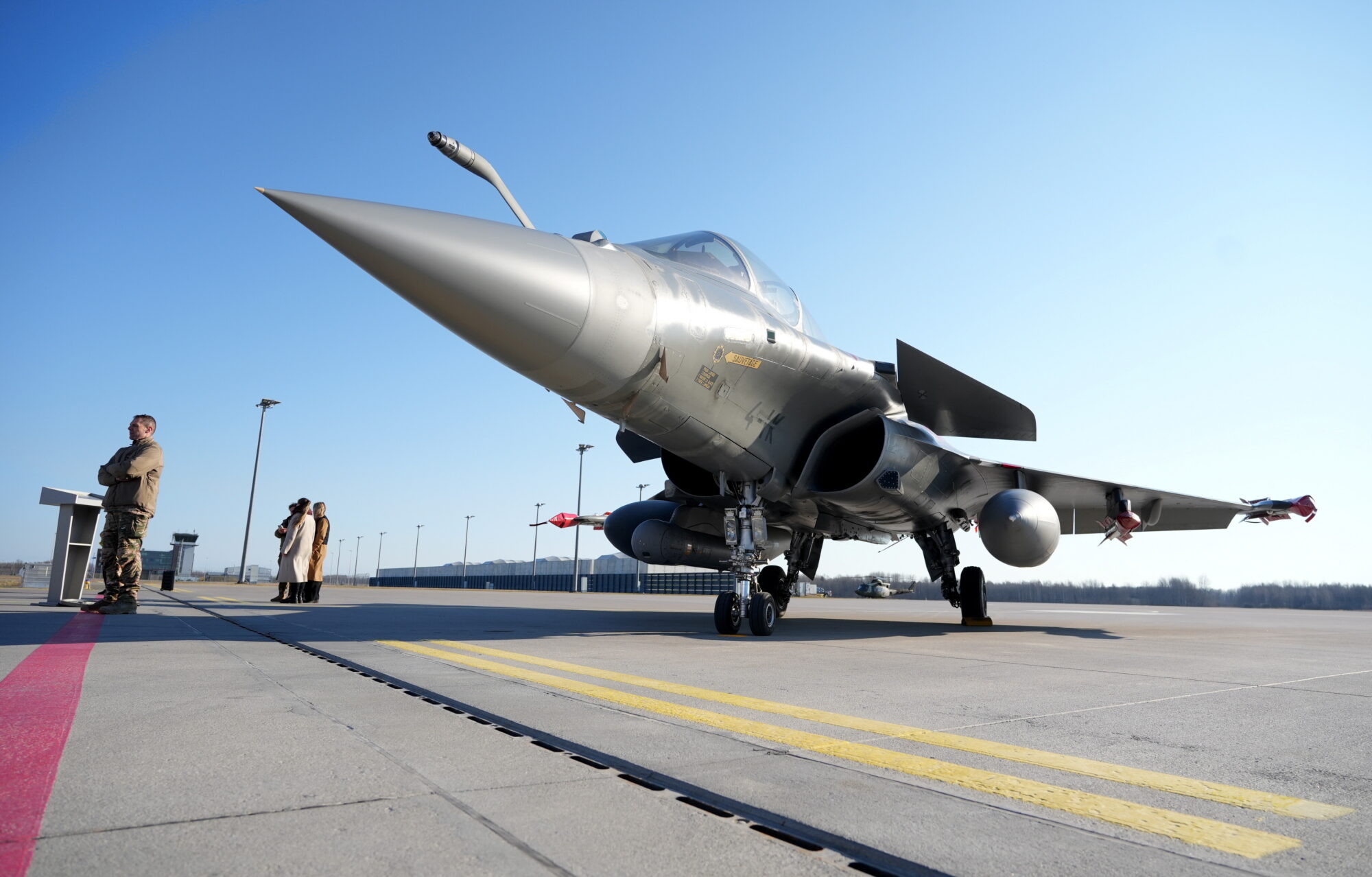 “Likās, ka māja brūk”: iznīcinātāju “Rafale” pārlidojums izbiedē novada iedzīvotājus
