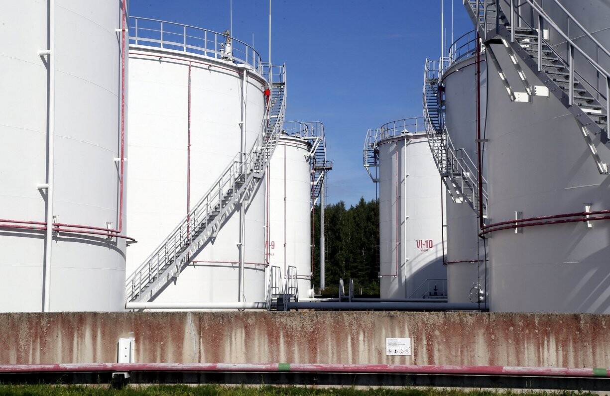 IEA: Valstis rekordlielā ātrumā izmanto naftas krājumus