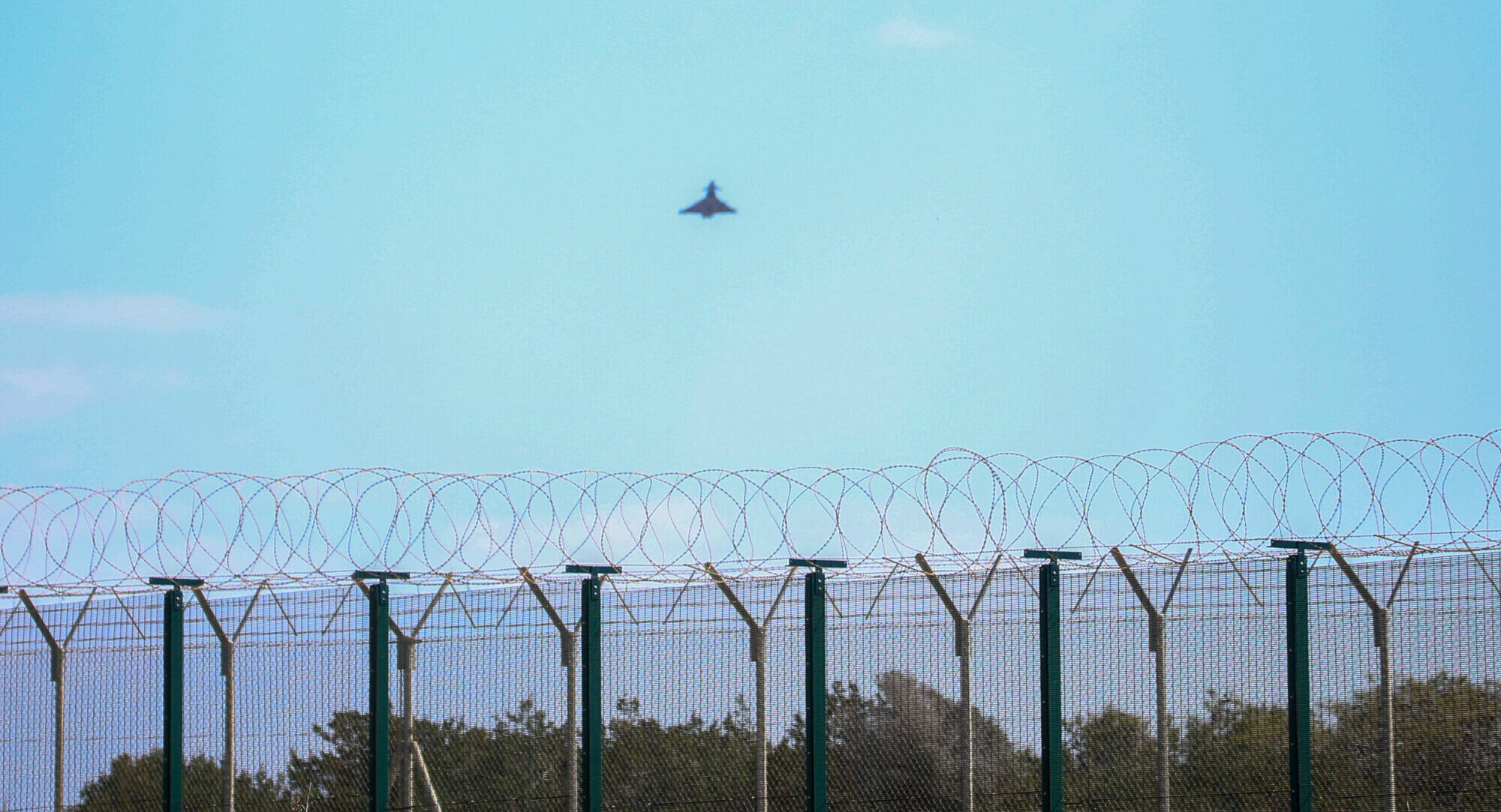 Latvijas gaisa telpā no Krievijas ielidojuši vairāki bezpilota lidaparāti. Viens trāpījis naftas rezervuāriem Rēzēknē