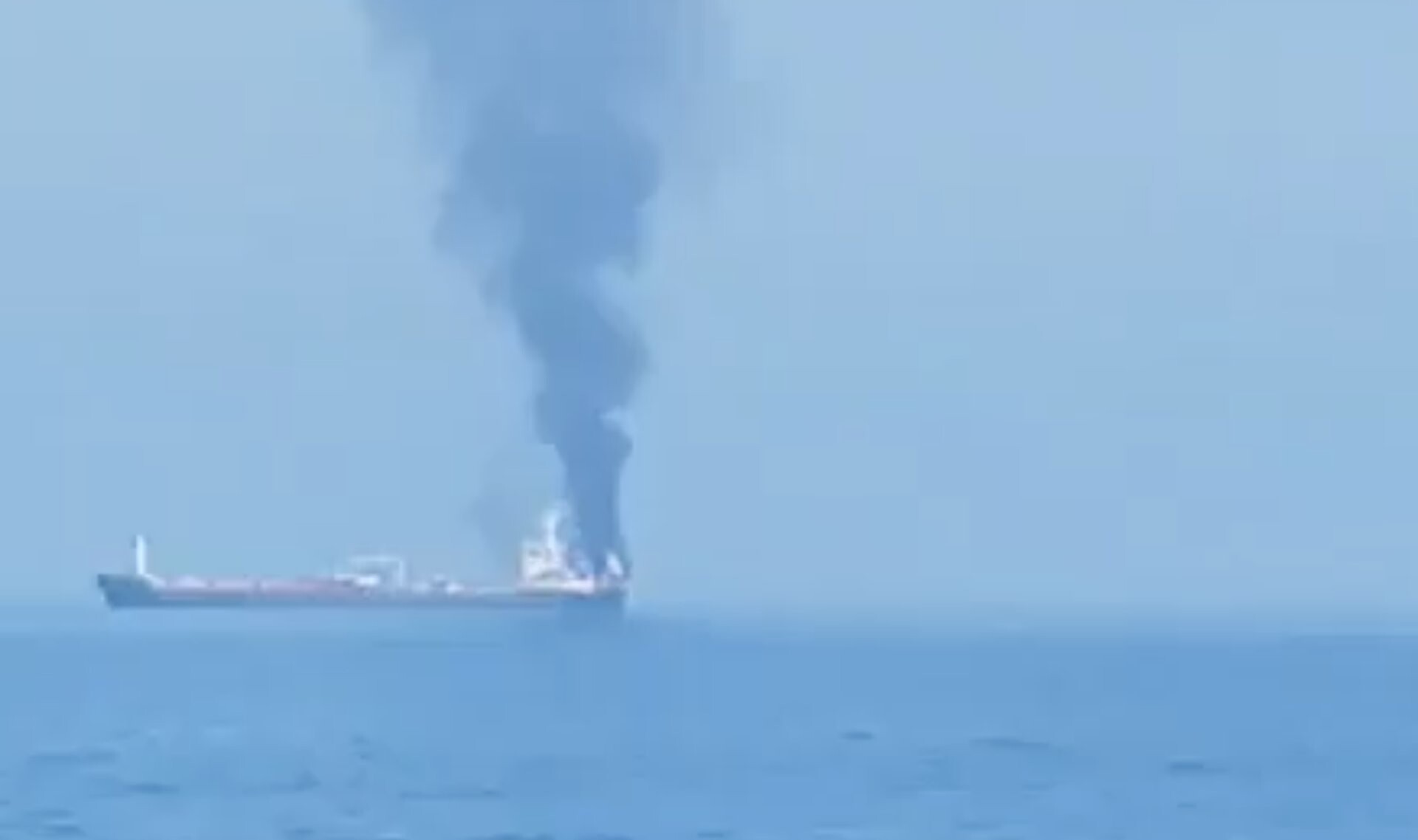 ASV armija Omānas līcī apšaudījusi vēl vienu tankkuģi ar Irānas naftu
