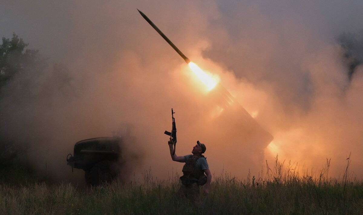 Krievi uz Ukrainu raidījuši septiņas raķetes un 239 lidrobotus