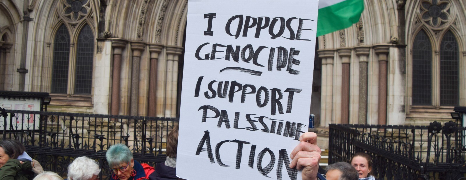 Lielbritānijā piespriesti cietumsodi “Palestine Action” aktīvistiem par teroristisku iebrukumu fabrikā