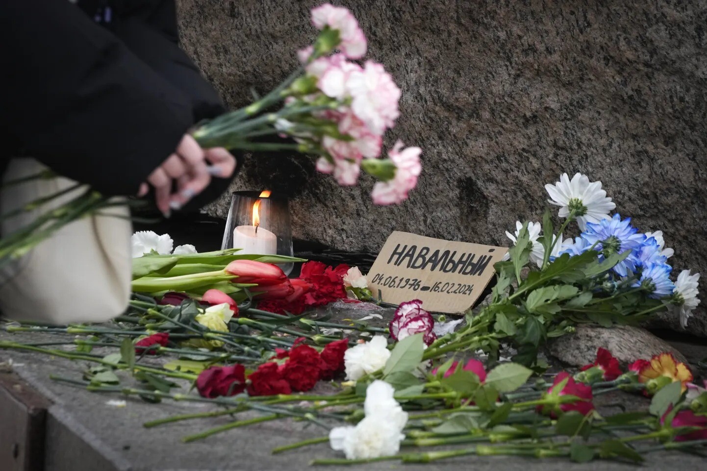 Krievijas aktīvists Helsinkos aizdedzina Navaļnija piemiņas soliņu