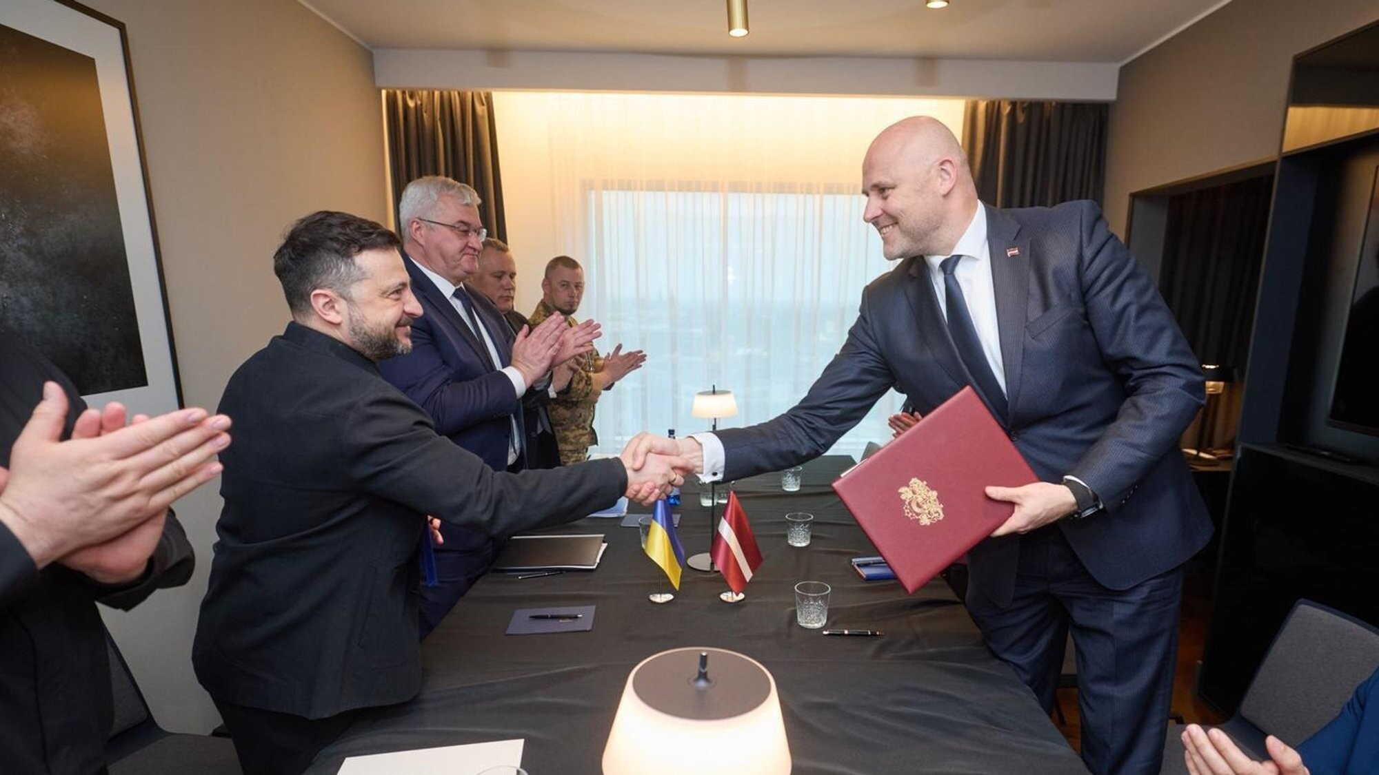 Kulbergs un Ukrainas prezidents Zelenskis paraksta sadarbības līgumu dronu jomā
