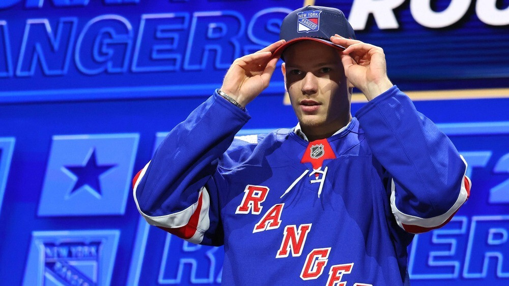 Video: Šmits kļūst par NHL draftā visaugstāk izvēlēto latvieti, nonākot “Rangers” komandā
